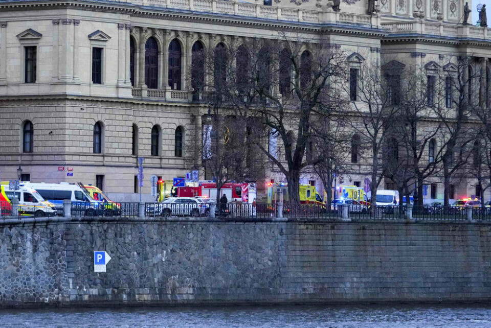 Politiet sikrer et område efter et skyderi i det centrale Prag.
