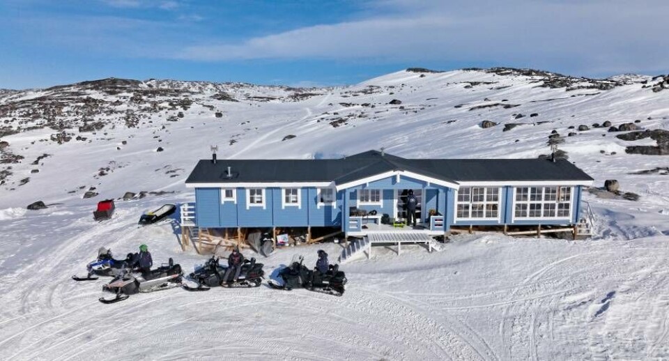 Her ses World of Greenlands turisthytte Igloo Lodge, inden den brændte ned i midten af august.