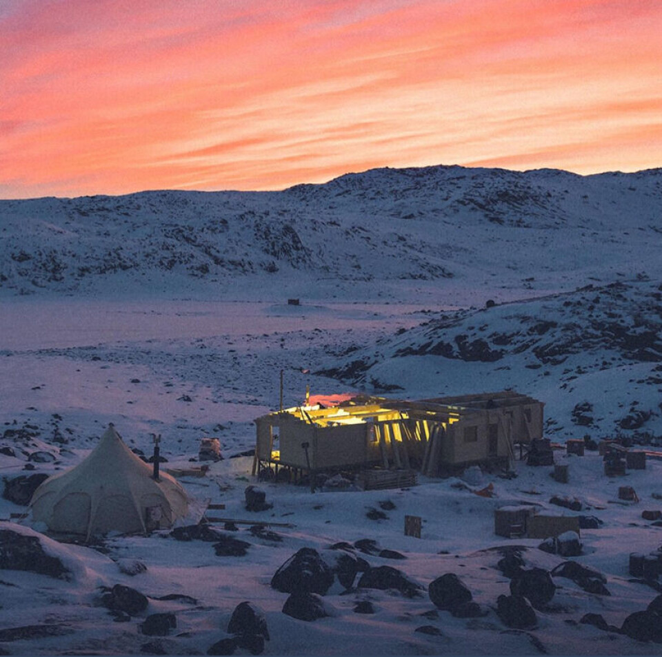 Den nye hytte, som er en kopi af den gamle, og håndværkercamp.