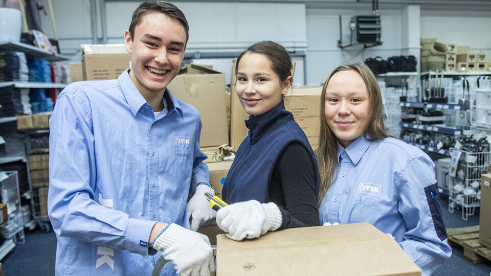 Christian Christoffersen (tv.), Mia-Louise Drechsel (midten) og Elise Rosing arbejder frivilligt på Jysk på Operation Dagsværk-dagen
