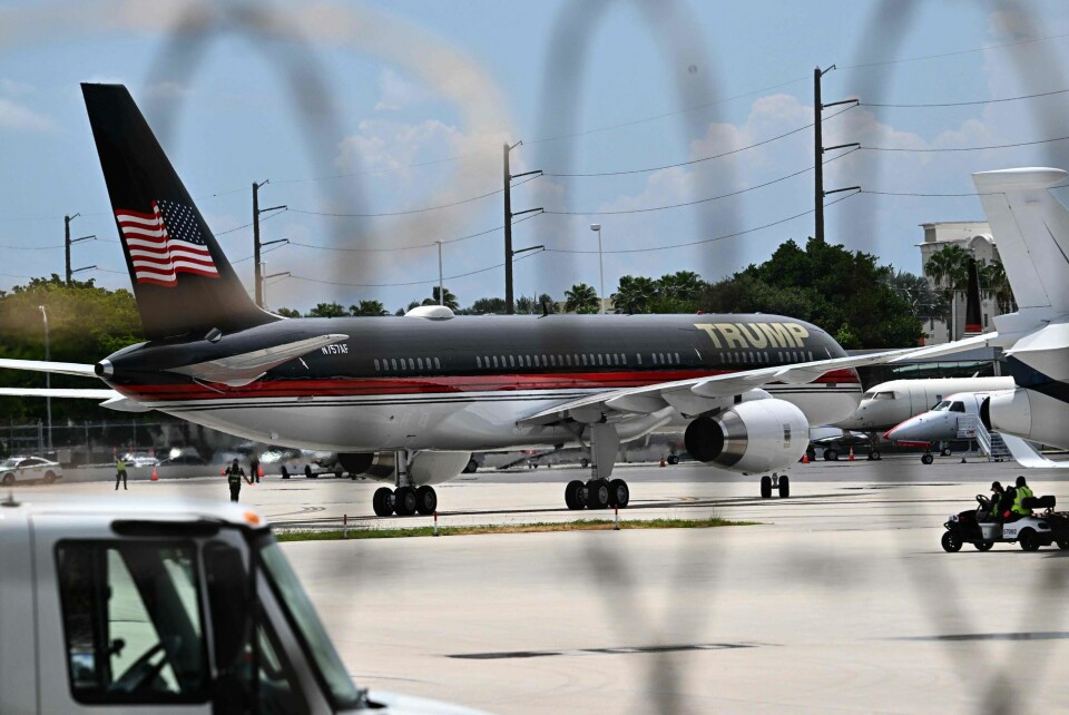 Trump landede i sin private jet i Miami mandag for at deltage i retssagen tirsdag.