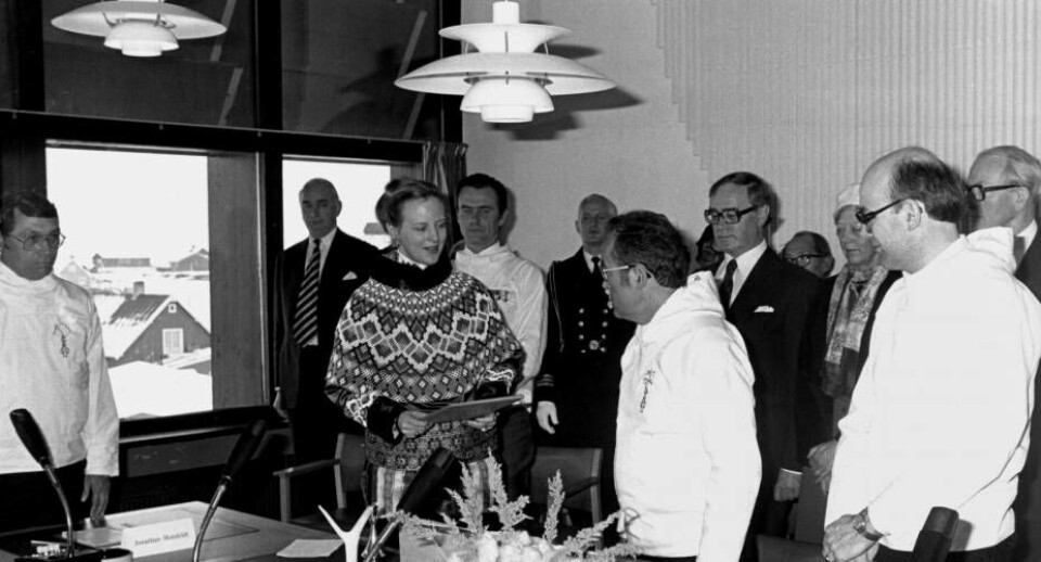 Dronning Margrethe overrækker hjemmestyreloven til landsrådsformand Lars Chemnitz tirsdag den 1. maj 1979. Til venstre Jonathan Motzfeldt, som 7. maj blev valgt til Grønlands første landstingsformand og første formand for landsstyret