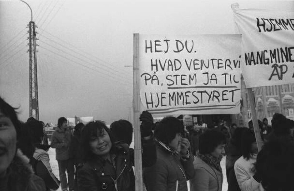 – Hej du, hvad venter vi på? Elever fra Jern & Metalskolen i Nuuk opfordrer vælgerne til at stemme ja til hjemmestyret den 17. januar 1979, og 73,1 procent af vælgerne fulgte opfordringen