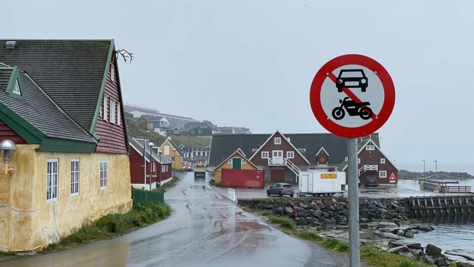 Det eksisterende ”indkørsel forbudt”-skilt ved Kolonihavnens begyndelse betyder, at man kun må køre ned i området i tilfælde af på- og aflæsning samt beboerkørsel.