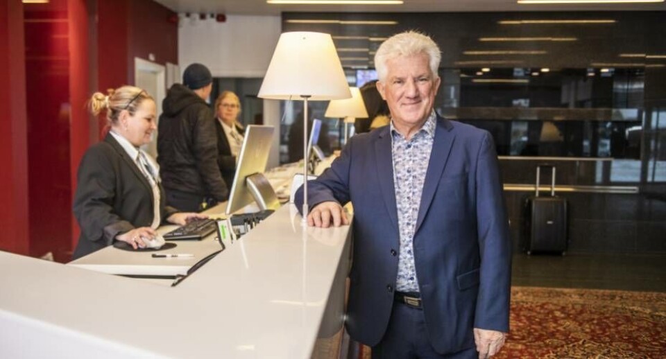 Medejer af Hotel Hans Egede, Helge Tang, har i disse dage ikke grund til at smile, da hotellet modtager mange aflysninger på grund af coronavirus-udbruddet.
