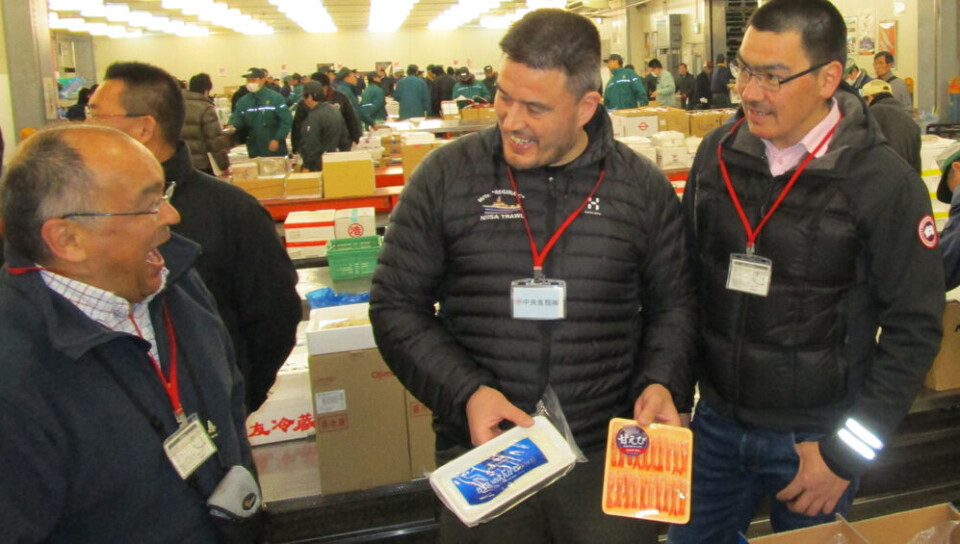 Friller og fantails er uundværlige produkter på de japanske sushibarer Sermitsiaq.AGDer er rå skalrejer fra Grønland i kassen Sermitsaiq.AGFiskemarkedet ligger midt i Tokyo Sermitsiaq.AGDer blev solgt et par tusinde tun onsdag på auktionen på fiskemarkedet i Tokyo Sermitsiaq.AGPå den gode sushi-restaurant tilberedes sushien med friske råvarer mens kunderne ser på Sermitsiaq.AGKim Kielsen og Karl-Kristian Kruse studerer friller fra hellefisk og fantails på det store japansek fiskemarked. I baggrunden Royal Greenlands salgschef i Tokyo Yasutoshi Anzai Sermitsiaq.AGKim Kielsen og Takuji Nakamura fra fiskemarkedet i Tokyo er enige om, at den grønlandske hellefisk er bedst og langt bedre end konkurrenterne fra Rusland og Canada Sermitsiaq.AGDet var endnu mørkt da fiskemarkedet i Tokyo åbnede tidligt onsdag morgen da Kim Kielsen og Karl-Kristian Kruse ankom til fiskemarkedet. Til højre Yasutoshi Anzai fra Royal Greenland som guidede de grønlandske politikere rundt Sermitsiaq.AGDe grønlandske politikere diskuterer kvaliteten af produkterne med Royal Greenlands Jens K. Lyberth Sermitsiaq.AGFriller og fantails er uundværlige produkter på de japanske sushibarer Sermitsiaq.AGDer er rå skalrejer fra Grønland i kassen Sermitsaiq.AGFiskemarkedet ligger midt i Tokyo Sermitsiaq.AGDer blev solgt et par tusinde tun onsdag på auktionen på fiskemarkedet i Tokyo Sermitsiaq.AGPå den gode sushi-restaurant tilberedes sushien med friske råvarer mens kunderne ser på Sermitsiaq.AGKim Kielsen og Karl-Kristian Kruse studerer friller fra hellefisk og fantails på det store japansek fiskemarked. I baggrunden Royal Greenlands salgschef i Tokyo Yasutoshi Anzai Sermitsiaq.AGKim Kielsen og Takuji Nakamura fra fiskemarkedet i Tokyo er enige om, at den grønlandske hellefisk er bedst og langt bedre end konkurrenterne fra Rusland og Canada Sermitsiaq.AGDet var endnu mørkt da fiskemarkedet i Tokyo åbnede tidligt onsdag morgen da Kim Kielsen og Karl-Kristian Kruse ankom til fiskemarkedet. Til højre Yasutoshi Anzai fra Royal Greenland som guidede de grønlandske politikere rundt Sermitsiaq.AGDe grønlandske politikere diskuterer kvaliteten af produkterne med Royal Greenlands Jens K. Lyberth Sermitsiaq.AGFriller og fantails er uundværlige produkter på de japanske sushibarer Sermitsiaq.AG Kim Kielsen, Karl-Kristian Kruse, fiskemarked, Tokyo
