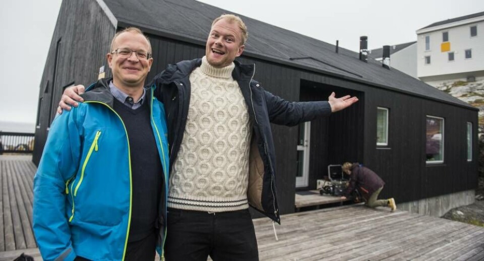 Her står Christian Degn sammen med ejendomsmægler fra netbolig.gl, Thomas Rix Hammerslag i Nuuk