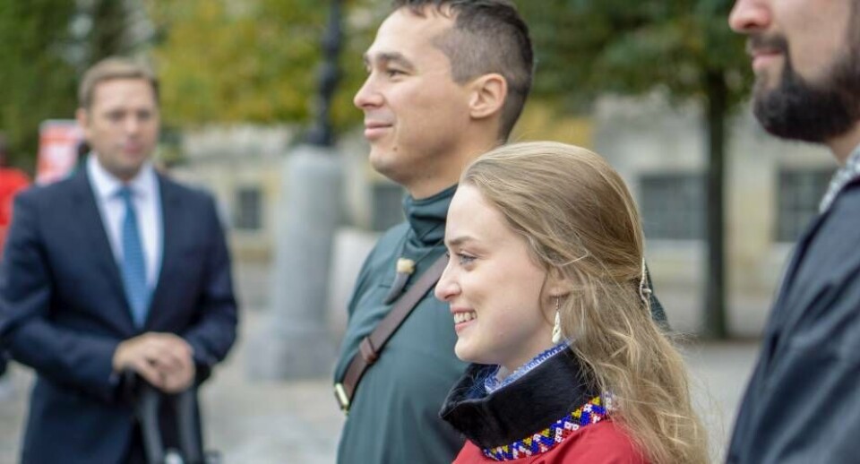 Lige tid til et familiefoto foran Christiansborg Slotskirke. Aki-Mathilda Høegh-Dam sammen med kæresten Kuno Fencker og bror Qarsoq anes i forgrunden.