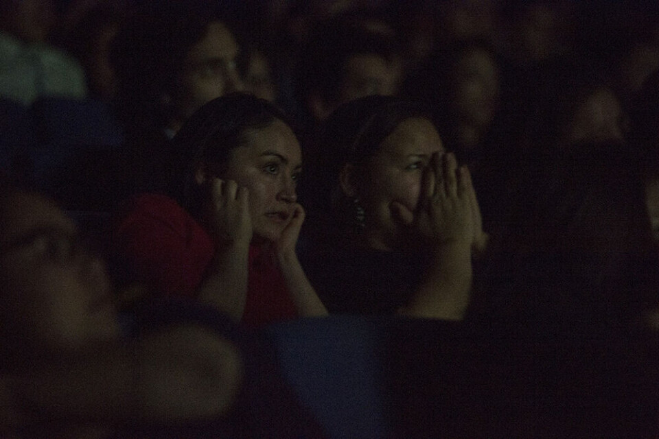 Gys og rædsel blandt publikum under filmen 'Unnuap Taarnerpaaffiani' Leiff JosefsenBegejstring blandt publikum efter gyserfilmen sluttede Leiff JosefsenSkuespillere, kameramand og instruktør bliver hyldet af salen i Katuaq. De fleste skuespillere deltog uden løn Leiff JosefsenGlad instruktør Malik Kleist åbner champagne efter filmpremiere på den grønlandske lavbudget gyserfilm 'Unnuap Taarnerpaaffiani'. - Det er en gammel grønlandsk gyser, som har inspirerede mig til at skrive denne film, fortalte han Leiff JosefsenGys og rædsel blandt publikum under filmen 'Unnuap Taarnerpaaffiani' Leiff JosefsenBegejstring blandt publikum efter gyserfilmen sluttede Leiff JosefsenSkuespillere, kameramand og instruktør bliver hyldet af salen i Katuaq. De fleste skuespillere deltog uden løn Leiff JosefsenGlad instruktør Malik Kleist åbner champagne efter filmpremiere på den grønlandske lavbudget gyserfilm 'Unnuap Taarnerpaaffiani'. - Det er en gammel grønlandsk gyser, som har inspirerede mig til at skrive denne film, fortalte han Leiff Josefsen