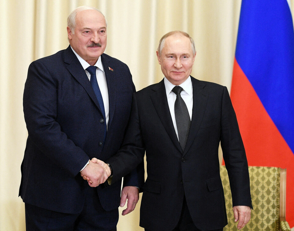 Ifølge præsident Vladimir Putin er det Belarus' præsident, Aleksandr Lukasjenko (tv), der har ønsket at få placeret russiske taktiske atomvåben i sit land.