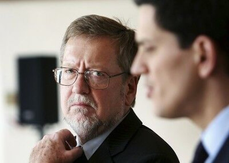 Per Stig Møller er åben for at undersøge Grønlands muligheder for at melde sig ud af IWC. / Danish Foreign Minister Per Stig Møller is willing to look at Greenland's options for leaving the IWC Per Stig Møller er åben for at undersøge Grønlands muligheder for at melde sig ud af IWC. / Danish Foreign Minister Per Stig Møller is willing to look at Greenland's options for leaving the IWC Per Stig Møller er åben for at undersøge Grønlands muligheder for at melde sig ud af IWC. / Danish Foreign Minister Per Stig Møller is willing to look at Greenland's options for leaving the IWC