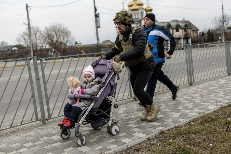 Et servicemedlem af de ukrainske væbnede styrker hjælper med at evakuere et barn fra byen Irpin, på den eneste flugtrute, der bruges af lokalbefolkningen efter dage med kraftig beskydning, mens russiske tropper rykker frem mod hovedstaden i Irpin, nær Kiev, Ukraine 7. marts.