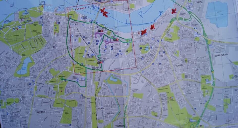 Kort over Limfjorden omkring Aalborg, med rødt kryds markeret, hvor andre er fundet drivende i lignende eftersøgninger. Kryds med pil er der, hvor en i vandet er observeret af vidner. Foto: Rimdal Th. Høegh Erno fordeler dagens grupper på værestedet Perput i Aalborg. Foto: TImdal Th. Høegh Foto fra den mole og bro på Nørresundbysiden, hvor Lars kan være faldet i, i dag med mange fritidsfiskere efter forårssild. Foto: RImdal Th. Høegh Lars Svendsen, yderst til venstre, valgt til den nystiftede bestyrelse for FC Jakip - den grønlandske fodboldklub. Eftersøgte og savnede Lars Svendsen, foto fra 1.2.2012. Foto: Rimdal Th. Høegh