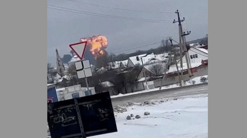 På dette billede kan man se ild og røg stige op over Belgorod-regionen angiveligt på det tidspunkt, hvor det russiske fly styrtede ned.