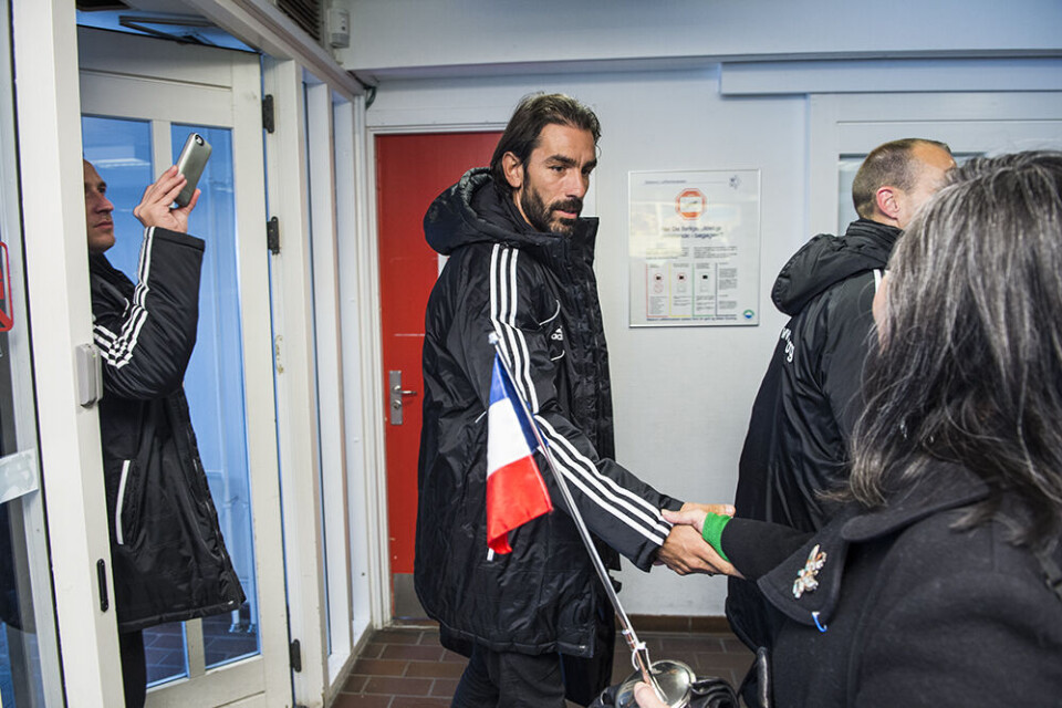 Variétés Club de France betaler selv rejse og ophold i Nuuk Leiff JosefsenRobert Pires håber, at der også er mange Arsenal-fans i Nuuk Leiff JosefsenEn Arsenal-fan får foreviget et minde med Robert Pires Leiff JosefsenDe franske stjerner ankom til Nuuk fra Reykyavik Leiff JosefsenVariétés Club de France betaler selv rejse og ophold i Nuuk Leiff JosefsenRobert Pires håber, at der også er mange Arsenal-fans i Nuuk Leiff JosefsenEn Arsenal-fan får foreviget et minde med Robert Pires Leiff JosefsenDe franske stjerner ankom til Nuuk fra Reykyavik Leiff Josefsen