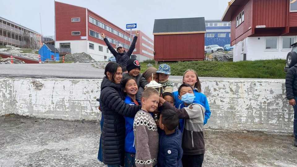 Børn fra Qaqortoq modtog vandrepokalen.