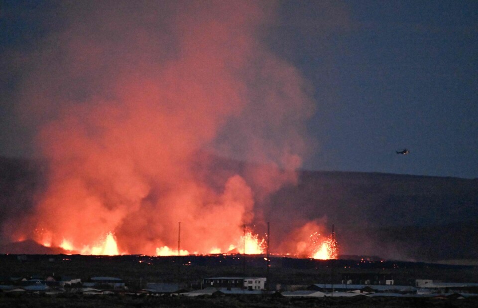 En islandsk vulkan nær byen Grindavik gik søndag morgen i udbrud og har nu ramt de første parcelhuse.