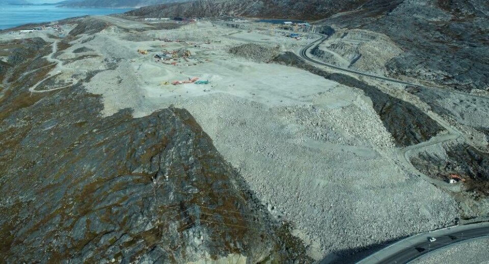 Byggeriet af den nye lufthavn i Nuuk skrider fremad. Men den gamle lufthavnsvej er endnu ikke genåbnet som planlagt.
