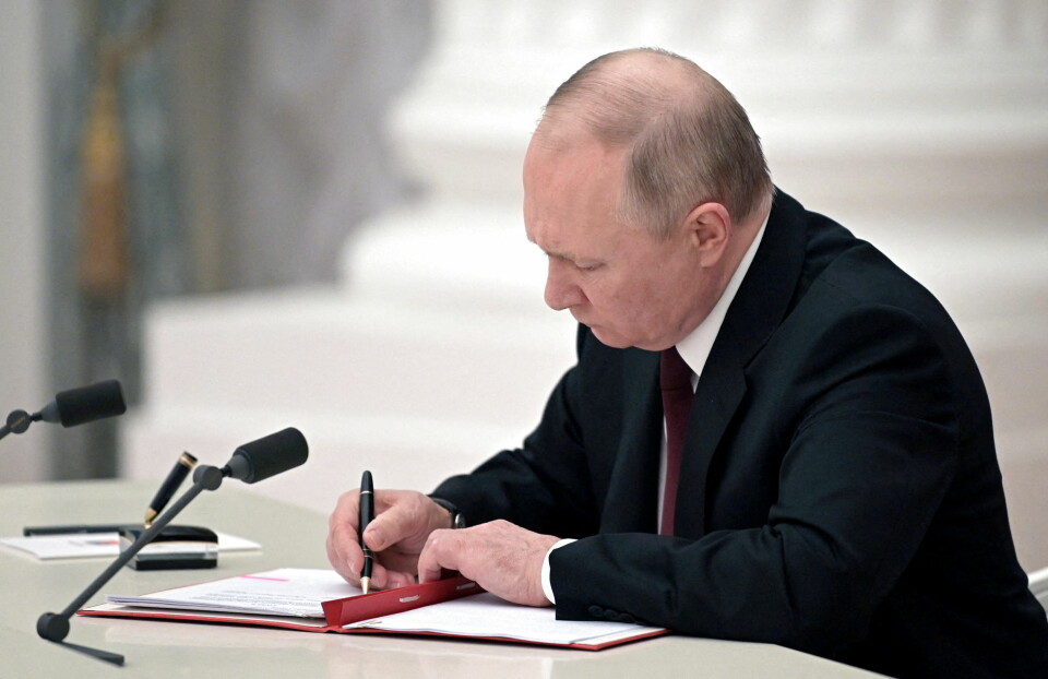 Ruslands præsident, Vladimir Putin, underskrev mandag et dekret om at anerkende de to udbryderrepublikker i det østlige Ukraine - Lugansk og Donetsk - som uafhængige stater.