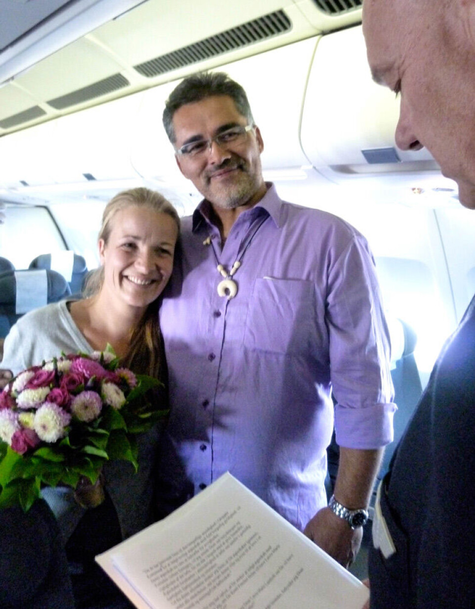 Rene Holm 45 år og Lavra Lumholdt 35 år vies af kaptajn i Air Greenland Arne Pallesen. Foto: Mads Nordlund Et tydeligt forelsket nygift par ombord på Air Greenland flight GL782 fra Kangerlussuaq til København. Foto: Mads Nordlund Rene Holm 45 år og Lavra Lumholdt 35 år vies af kaptajn i Air Greenland Arne Pallesen. Foto: Mads Nordlund Et tydeligt forelsket nygift par ombord på Air Greenland flight GL782 fra Kangerlussuaq til København. Foto: Mads Nordlund Rene Holm 45 år og Lavra Lumholdt 35 år vies af kaptajn i Air Greenland Arne Pallesen. Foto: Mads Nordlund Et tydeligt forelsket nygift par ombord på Air Greenland flight GL782 fra Kangerlussuaq til København. Foto: Mads Nordlund
