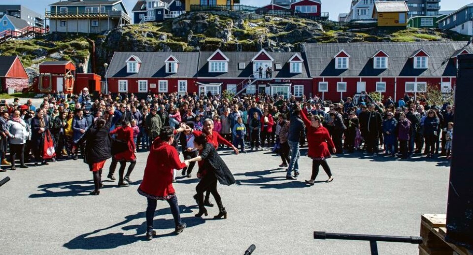 Uummaterput ukiumut 37 millioneriarluni kasuttarpoq. Qujanartumik amerlanernut ajornartorsiuteqanngitsumik ingerlasarpoq, inuilli uummatimikkut ajornartorsiuteqartut amerliartorput. Assi toqqorsivimmit
