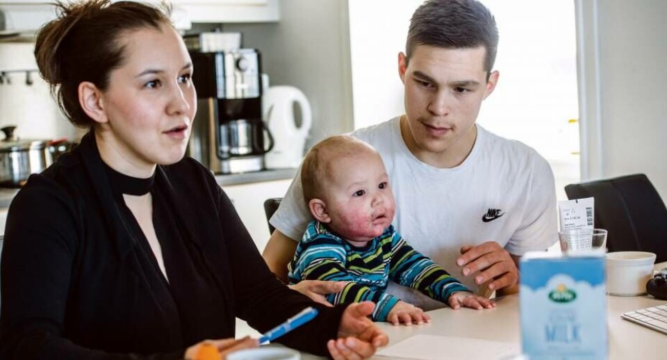 Tugdluartok’ og hans forældre Lena Broberg og Kunuuteeraq Isaksen har fået mere vished om deres søns hudsygdom. Samtidig overvejer parret en klage til Patientnævnet over behandlingen i Grønland.