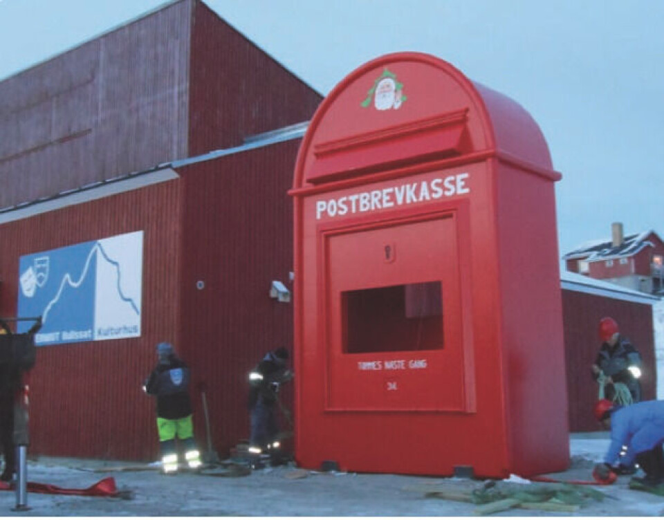 Den 14. december blev julemandens store postkasse opsat ved kulturhuset Sermermiut i Ilulissat. Julemandens kane, der er placeret ved lufthavnen i Ilulissat, skal også placeres ved postkassen. Foto: Janus Maqe