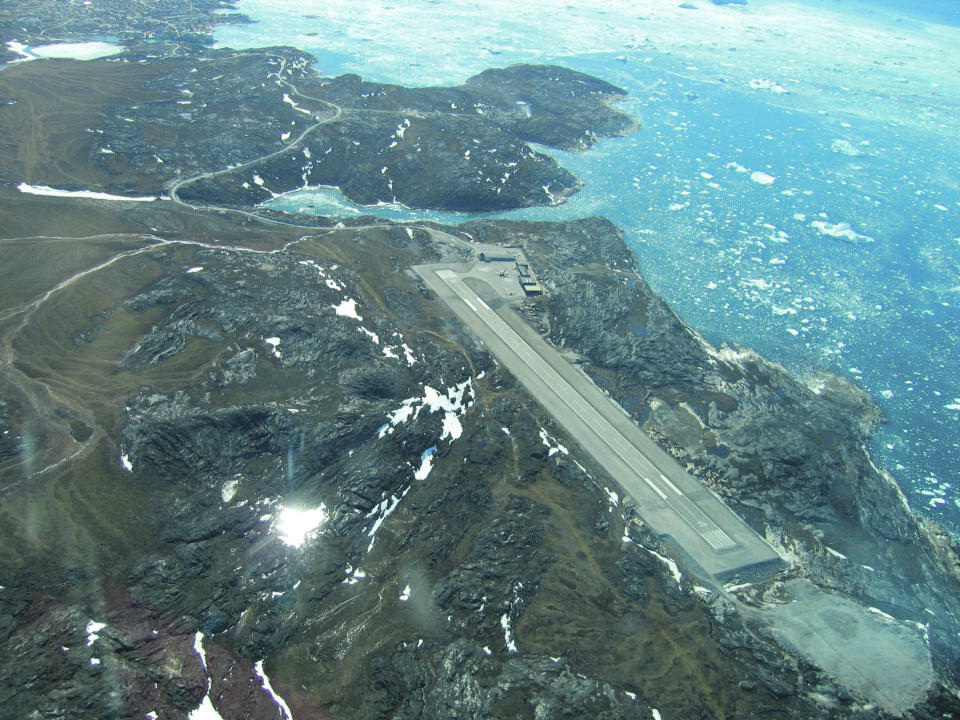 En forlængelse af landingsbanen i Ilulissat er ikke en god samfundsøkonomisk forretning. Det viser både Transportkommissionens betænkning fra 2011. I Rambølls rapport fra 2015 ser det ud til at en investering i udvidelser i både Ilulissat og Nuuk er en god samfundsøkonomisk forretning, men det skyldes alene, at Nuuk giver et stort overskud, påpeger økonom Lars Lund.