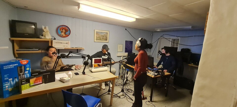 Seekon Radio indsamler penge til flygtningebørn i Ukraine. Der vil være bingo banko for de tre byer i Sydgrønland lørdag den 2. april. Kent Kielsen / Seekon RadioArrangørerne af indsamlingen. Fra vestre: Kent Kielsen, Hans-Peter Bay og Nina-Vivi Møller Andersen. Kent Kielsen / Seekon RadioSeekon Radio indsamler penge til flygtningebørn i Ukraine. Der vil være bingo banko for de tre byer i Sydgrønland lørdag den 2. april. Kent Kielsen / Seekon RadioArrangørerne af indsamlingen. Fra vestre: Kent Kielsen, Hans-Peter Bay og Nina-Vivi Møller Andersen. Kent Kielsen / Seekon RadioSeekon Radio indsamler penge til flygtningebørn i Ukraine. Der vil være bingo banko for de tre byer i Sydgrønland lørdag den 2. april. Kent Kielsen / Seekon RadioArrangørerne af indsamlingen. Fra vestre: Kent Kielsen, Hans-Peter Bay og Nina-Vivi Møller Andersen. Kent Kielsen / Seekon Radio