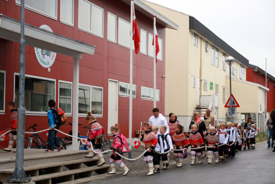 Toke BrødsgaardFørste skoledag startede i Nussuaqskolens gymnastiksal, hvor de nye elever sammen med deres familier var mødt op, hvor skoleleder, Helle Stenbakken, holdt en tale for de nye elever Toke Brødsgaard24 elever er startet i 1. klasse på Nuuk Internationale Friskole Toke Brødsgaard Toke BrødsgaardFørste skoledag startede i Nussuaqskolens gymnastiksal, hvor de nye elever sammen med deres familier var mødt op, hvor skoleleder, Helle Stenbakken, holdt en tale for de nye elever Toke Brødsgaard24 elever er startet i 1. klasse på Nuuk Internationale Friskole Toke Brødsgaard Toke Brødsgaard