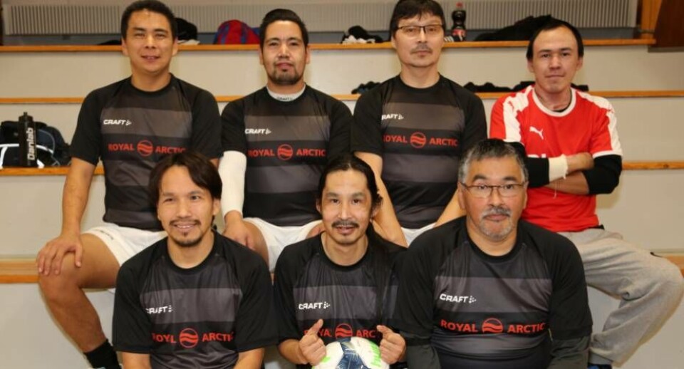 FC Polar klar til kamp. Forrest fra venstre Ole Peter Storch, Isboseth Ottosen og Gaba Steenholdt. Bagerst fra venstre Oliver Nielsen, Michael Dalager, Anton Nielsen og holdleder Thor Steenholdt.