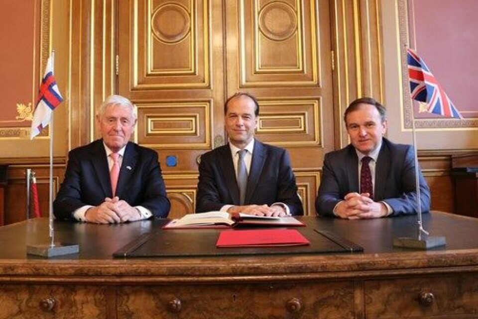 Landsstyremedlem for handel og udenrigsanliggender, Poul Michelsen har underskerevt en aftale med de britiske ministre George Hollingbery og George Eustice.
