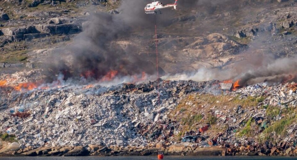 Helikopteren fra Sermeq Helicopters hentede vand i fjorden direkte neden for dumpen i Qaqortoq.