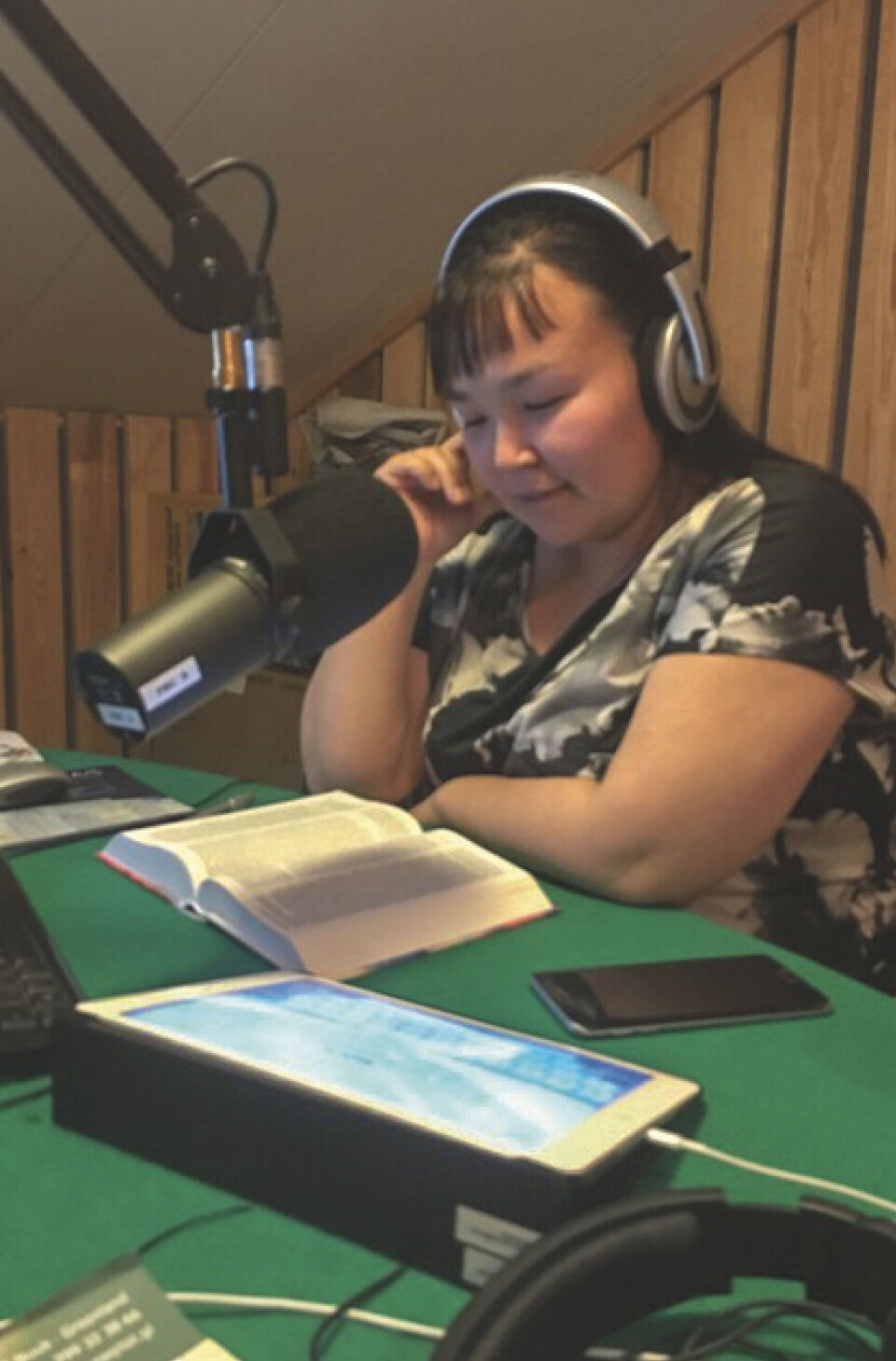 Augustine Christensen har indtalt den grønlandske oversættelse af biblen til en lydbog. Indtalingen foregik i kirkens eget radiostudie.