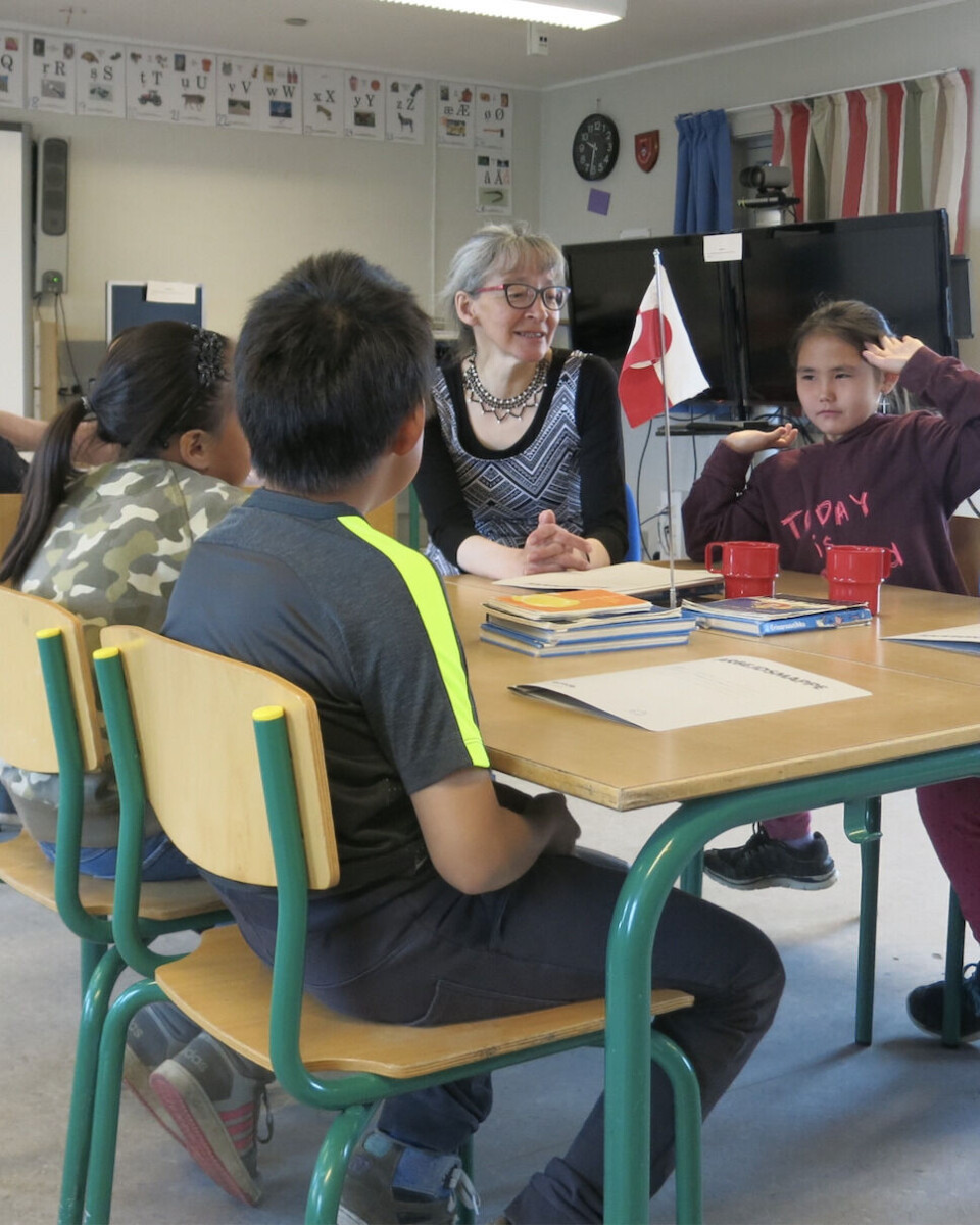 Selvom skolen i Kapisillit er lille, bliver børnene undervist i alle fag på nær fysik. Når de skal i 8. klasse, må de til Nuuk. Dorthe Mølgaard gør en stor indsats, så børnene lærer at klare sig selv med tøjvask og andre pligter, som de selv skal ordne på