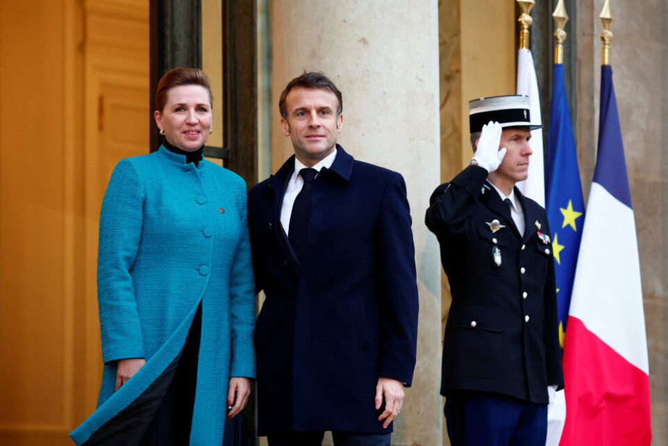 Frankrigs præsident Emmanuel Macron og statsminister Mette Frederiksen stillede op for fotograferne forud for Ukraine-konferencen i Paris mandag aften.