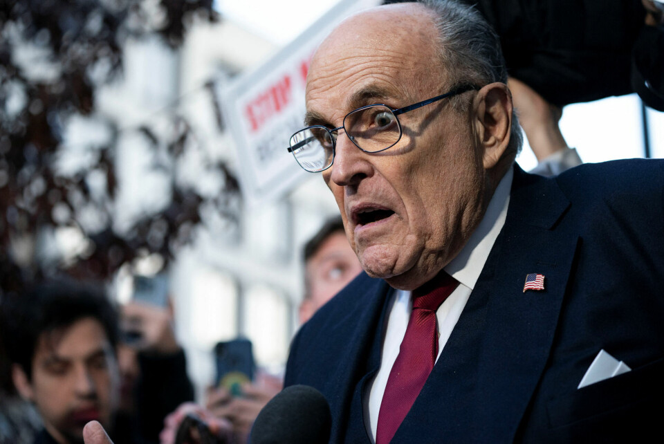 Tidligere New York-borgmester og Trump-advokat Rudy Giuliani, skal betale over en milliard danske kroner i erstatning for falske anklager mod to valgansatte fra Georgia.