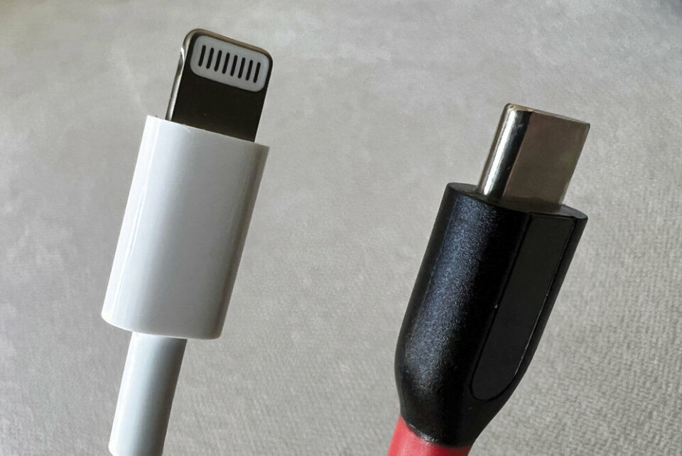 Her ses et Lightning-stik fra Apple til venstre ved siden af en USB-C-stik til højre. (Arkivfoto=