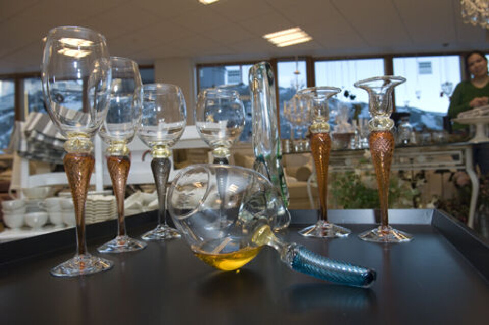 Glaspusteren Jason Svendsen fra Jasz Glass i Lønstrup har designet en række glas, hvor han også anvender grønlandsk guld. Cognac-glasset i forgrunden er uden fod, så det ruller på bordet uden at spilde de gode dråber.