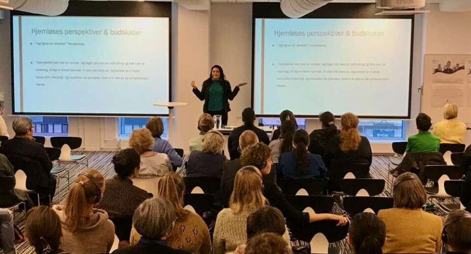 Dida G. Heilmann holder oplæg om projektet homeless make-over til de mange deltagere under Socialt Topmøde II i s Center for Arktisk Velfærd. Ilisimatusarfik