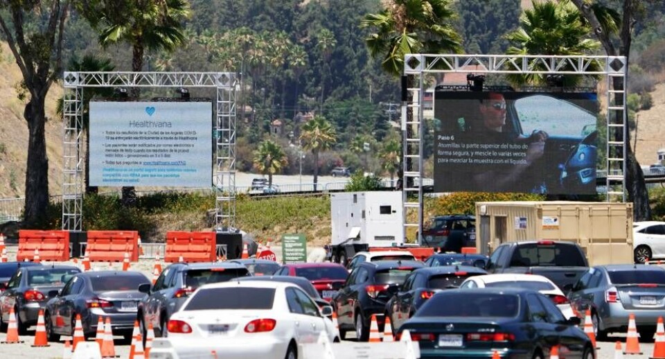 Biler holder i kø for at komme frem til dette coronatest-center i Los Angeles