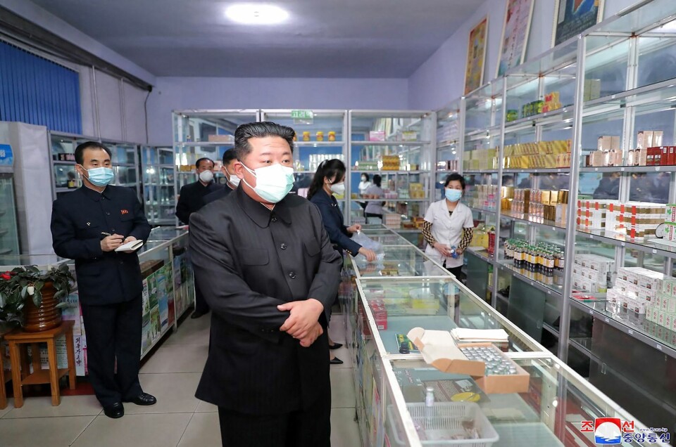 Nordkoreas leder, Kim Jong-un med et mundbind på, mens han inspicerer et apotek i hovedstaden Pyongyang. I Nordkorea spreder coronavirusset sig hurtigt.