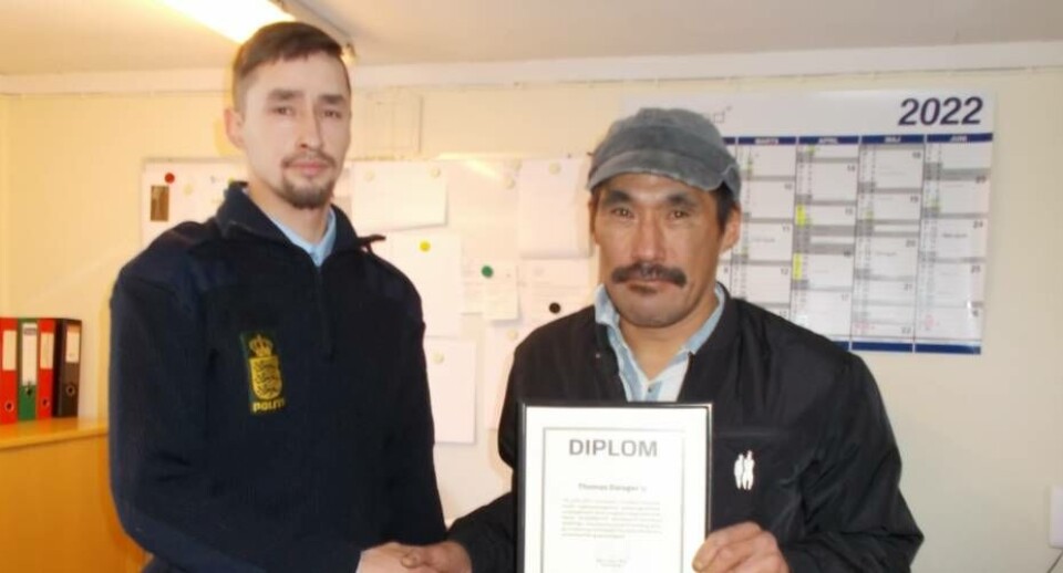 Modig mand fra Ukkusissat modtager dusør