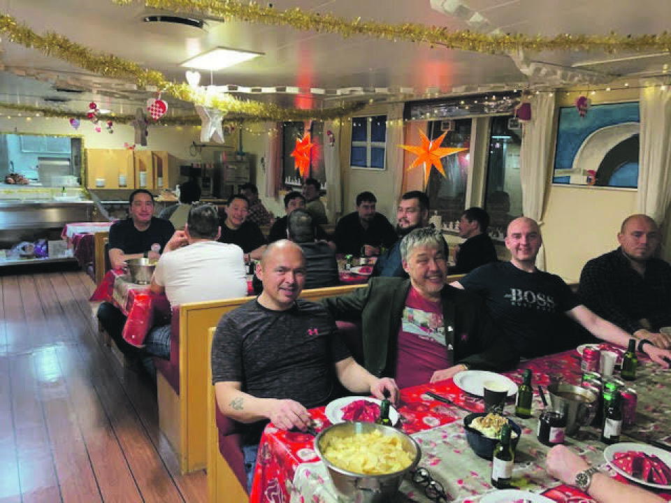 Hele besætningen kan sammen deltage i julefestlighederne, da fiskeriet ligger stille nogle timer juleaften. Klokken 22 starter fiskeriet igen. Her er det julen på gamle Nataarnaq i 2020.