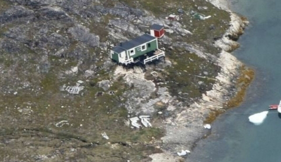 s Challenger-fly tog dette foto af hytten, som de eftersøgte havde søgt til, og hvor de var i god behold Flyvevåbnet