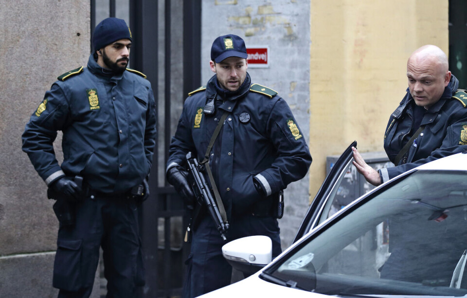 Politiit Synagogep saavani, tassani juuteq pigaartoq 37-nik ukiulik arfininngornerup unnuaani niaqqumigut aallaaneqarpoq