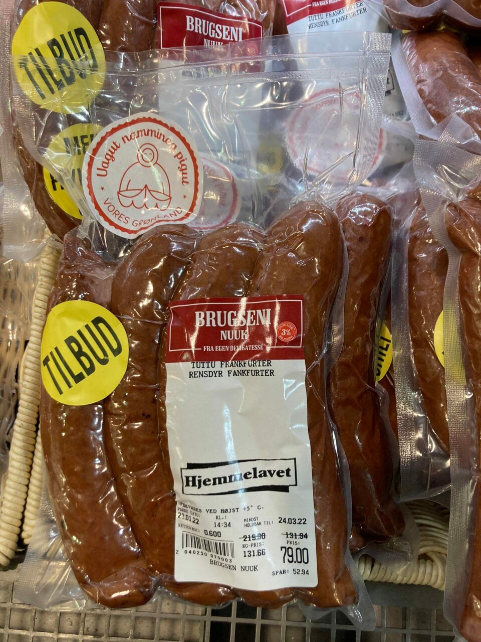 Hjemmelavet rensdyr frankfurter uden varedeklaration fra Brugseni. Assi nammineq pigisaq / privatfotoMarineret hotwings uden indholdsbeskrivelse fra Pisiffik. Assi nammineq pigisaq / privatfoto Assi nammineq pigisaq / privatfoto