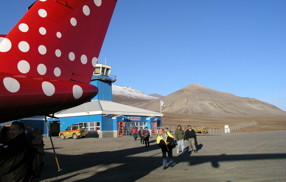 GEUS bruger Qaarsut som base for de 3-årige fjeldskredsundersøgelser, og lufthavnen på nordsiden af Nuussuaq halvøen ligger kun 20 minutters helikopterflyvning fra de boremål, som geologerne har udpeget