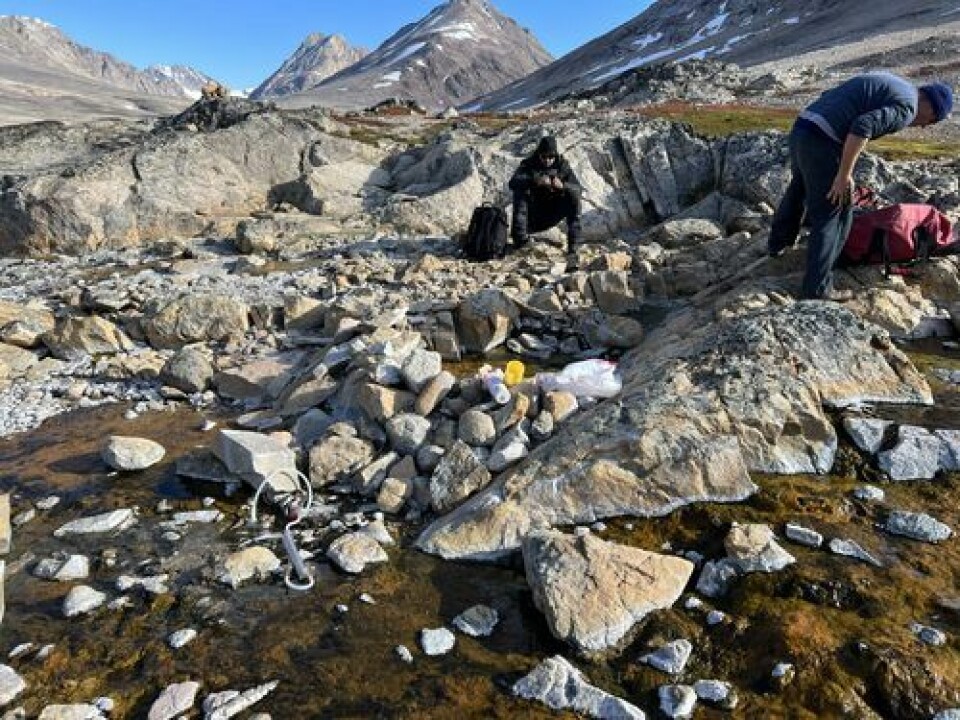 Forskere er at undersøge, om der er de rette geologiske forhold ved Liverpool Land til at kommercialisere industrigasserne helium og brint fra dybt nede i jorden, hvorfra det siver op til overfladen via sprækker i klipperne.