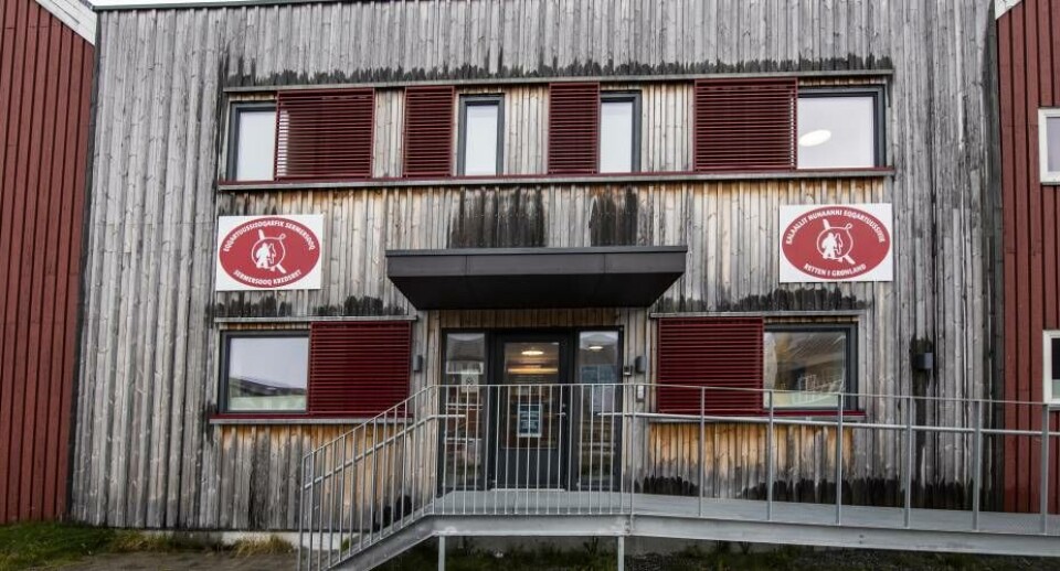 Kujalleq Kredsret, sat i Nuuk, indledte mandag sagen mod fire mænd i alderen 18-21 år, der er tiltalt for at have dræbt en mand i midten af 40’erne, efter aftale eller i forståelse med mandens hustru. Mændene nægter sig skyldig i drab men erkender delvist vold. Den 34-årige hustru står tiltalt for at have udøvet vold og nægter sig skyldig.